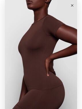 SKIMS Soft Smoothing Seamless T-Shirt in Cocoa